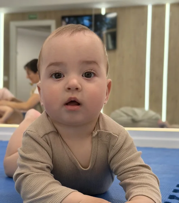 Copil la kinetoterapie pediatrică, 0–18 luni